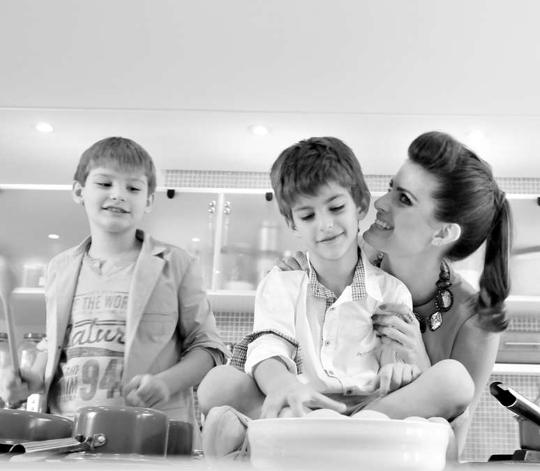 Isabeli Fontana fez ensaio descontraído com os filhos Lucas e Zion